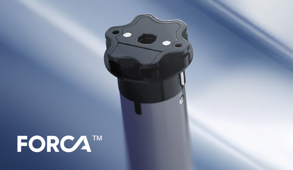 Bevezettük a redőnyökhöz és zsalúziákhoz készült saját márkás kiegészítőinket: ez a Forca. Ezeket a megoldásokat az Eko-Okna tervezte a piac alapos ismerete alapján, hogy jobban megfeleljenek a mai ügyfelek igényeinek. Vonzó árazásuk lehetővé tette forgalmazóink számára, hogy a klasszikus vezetékes meghajtások helyett rádióvezérlésű megoldásokat kínáljanak áremelés nélkül.