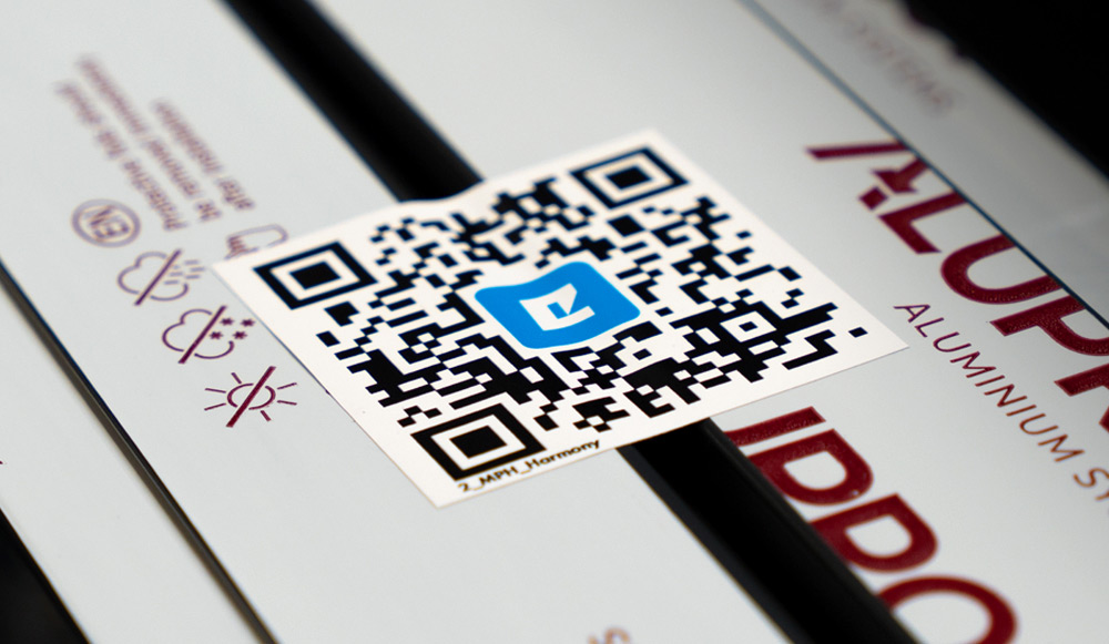 Bizonyítottuk, hogy a környezetvédelem és a kényelem járhat kéz a kézben. Termékeink csomagolásán – kezdetben csak a szúnyoghálókon – megjelentek a digitális szerelési útmutatókhoz vezető QR-kódok. Ennek köszönhetően tonnányi papírt takarítottunk meg, ügyfeleink pedig azonnali hozzáférést nyertek az útmutatókhoz anélkül, hogy be kellene jelentkezniük átfogó Benefit Eko-Okna tudásbázisunkba.