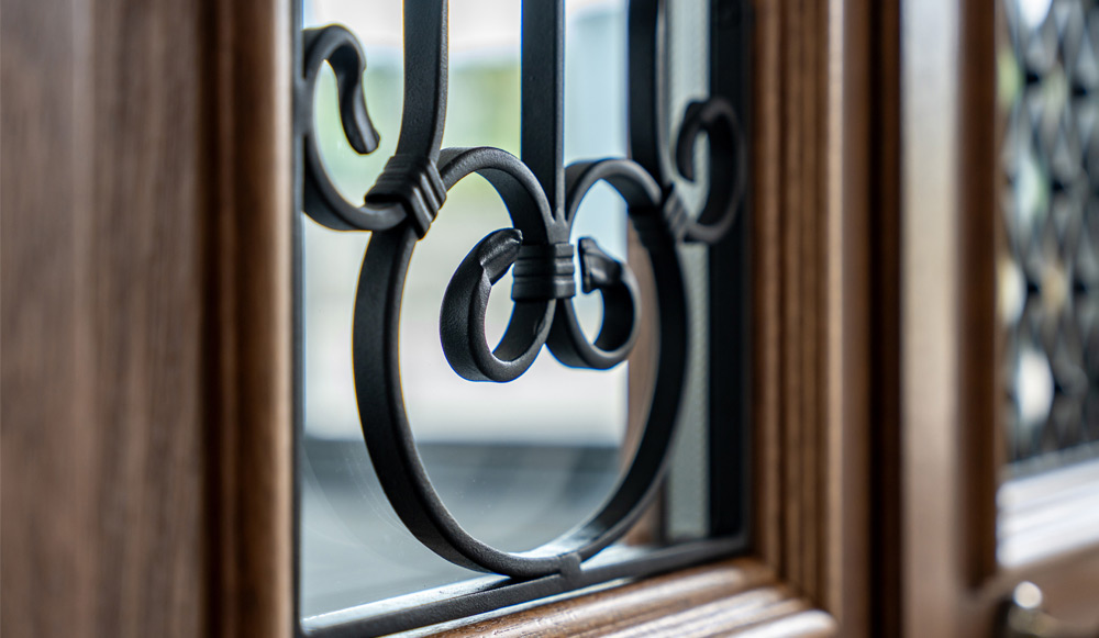 Bővítettük együttműködésünket a helyi kézművesekkel a „gondolkodj globálisan, cselekedj lokálisan” elv alapján. Az együttműködési hálózat kiterjesztésével támogattuk a regionális kézművességet, Partnereink pedig a világ minden tájáról hozzáférést kaptak olyan egyedi termékekhez, mint például az ajtókhoz és ablakokhoz készült díszes acélrácsok.